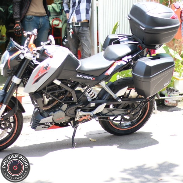 ktm duke 125 len thung e22n vs b360n