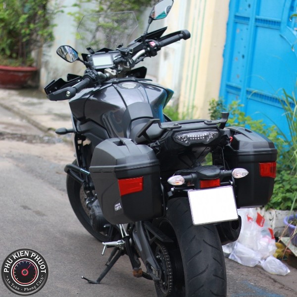 thung givi e22n chinh hang di phuot gan cho xe MT-09 tracer