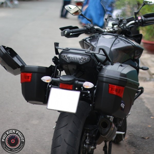 thung givi e22n chinh hang di phuot gan cho xe MT-09 tracer