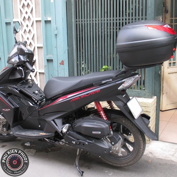 thung sau xe may givi E350N