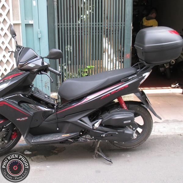 thung sau xe may givi E350N