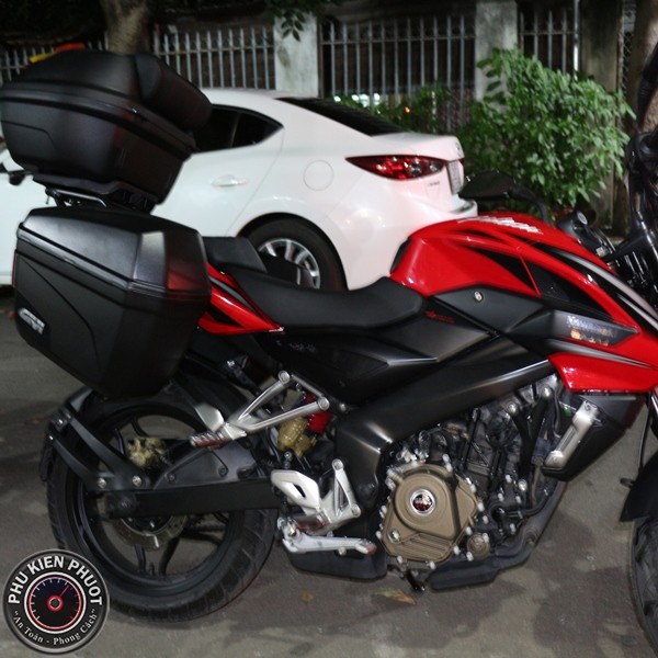 thung givi e22n vs b360n cho xe pulsar 200ns