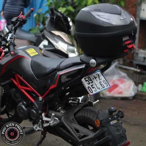 thung givi e250nt gan xe tnt 125