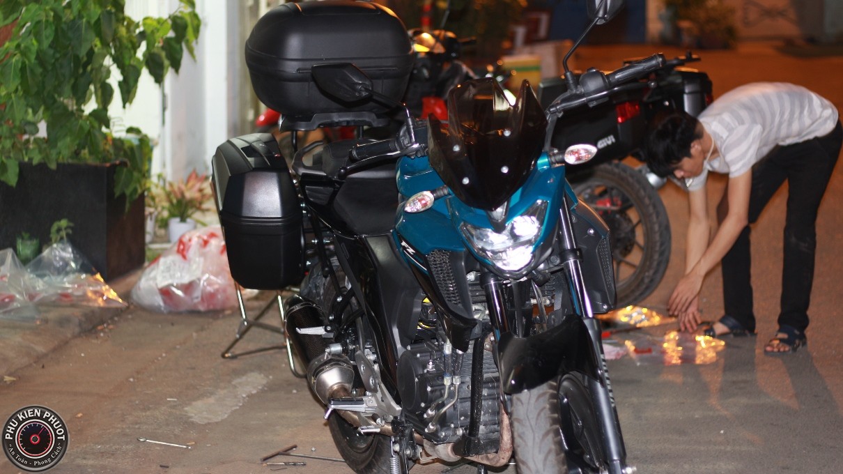 thung givi fz25