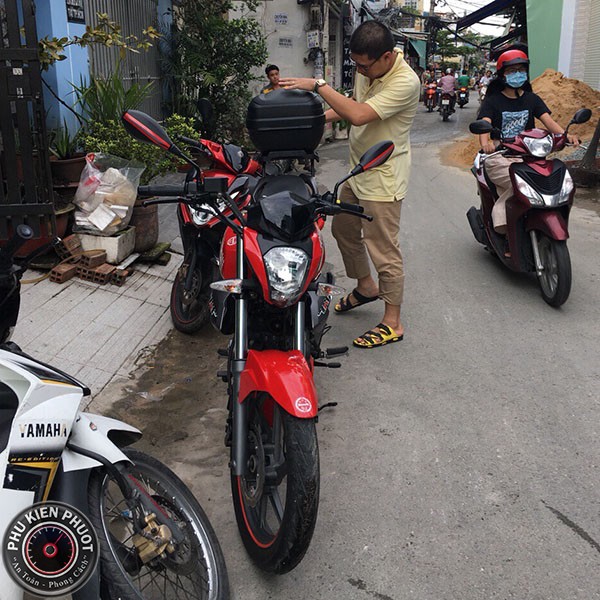 thung moto xe may givi xe benelli tnt15