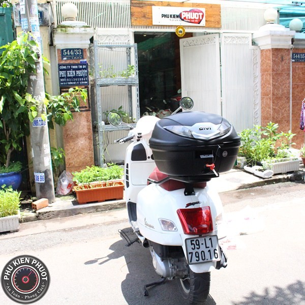 thung xe givi vespa gts 300