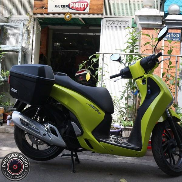 Thung givi E22N gan xe SH