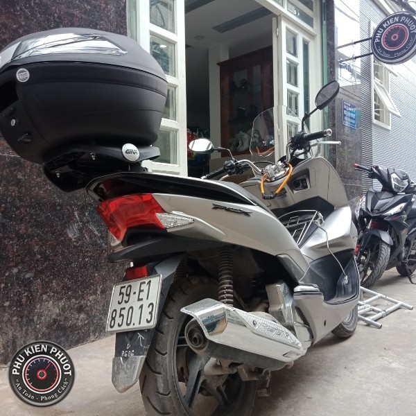 kinh chan gio pcx va thung givi