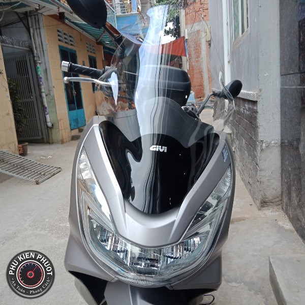 kinh chan gio pcx va thung givi