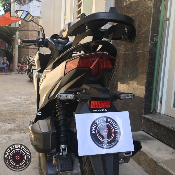 vario 150 gan thung givi