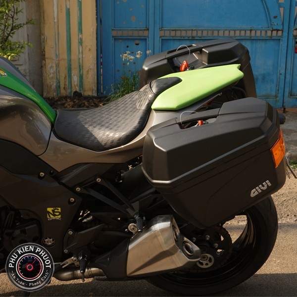 thung givi e22n-s gan xe z1000