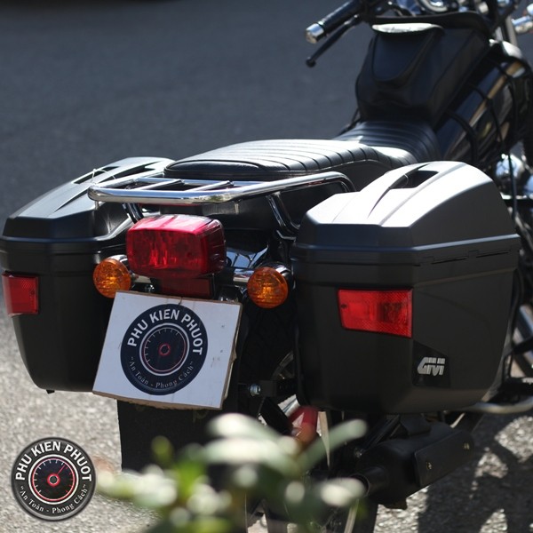 thung givi E22n xe yb125 sp