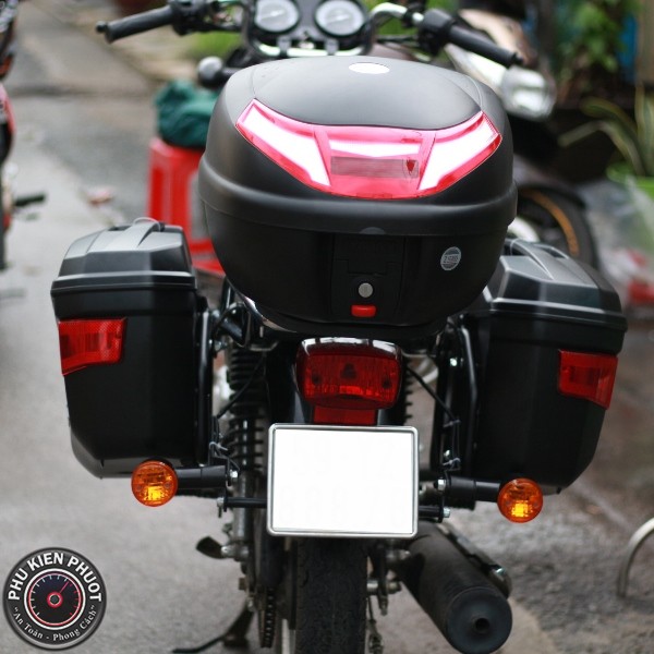 yb 125 sp gan thung hong e22n voi thung sau givi e30rn